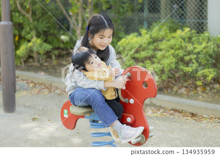 在公園裡玩的家庭 134935959