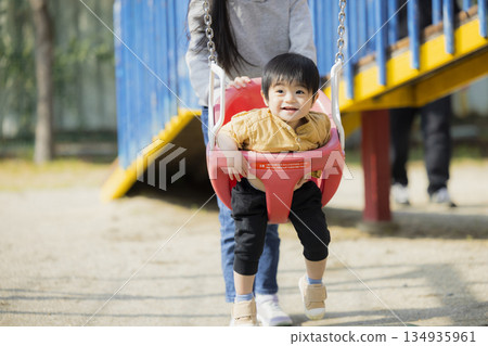 在公園裡玩的家庭 在公園裡玩的家庭 134935961