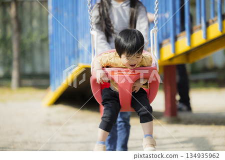 在公園裡玩的家庭 在公園裡玩的家庭 134935962