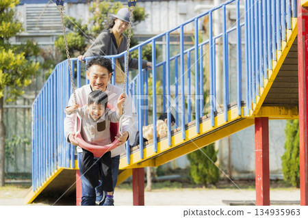 在公園裡玩的家庭 在公園裡玩的家庭 134935963
