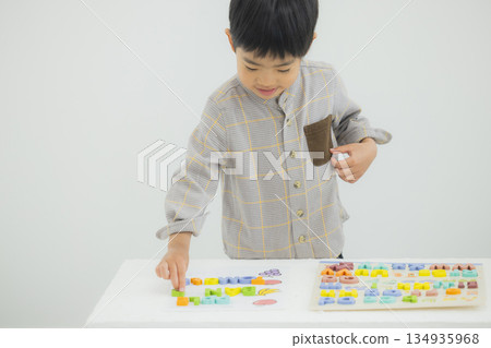 兒童玩字母零件 134935968