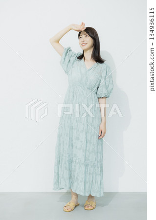 身穿淺藍色洋裝的年輕女子 134936115