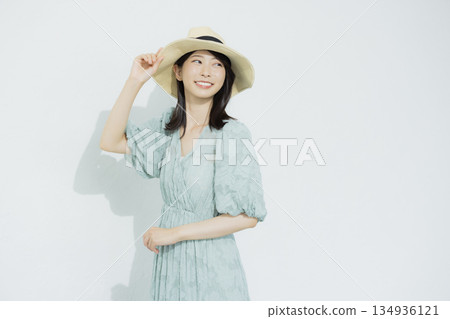 身穿淺藍色洋裝的年輕女子 134936121
