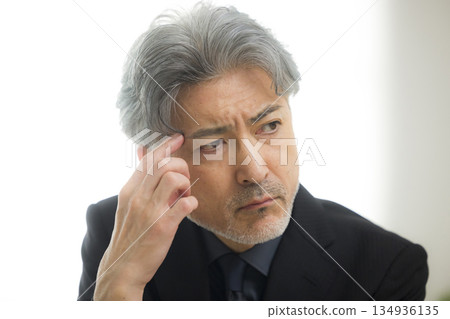 Image of a worried middle-aged couple 134936135