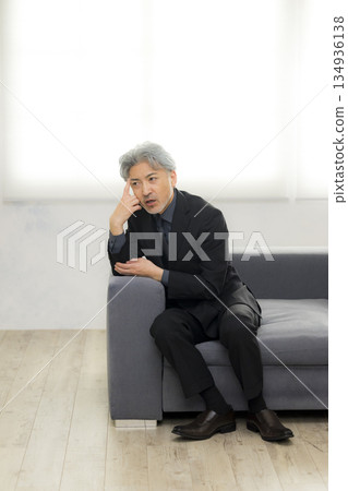 一對憂心忡忡的中年夫妻的照片 134936138