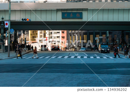 日本橋高架橋下十字路口的冬季景色 134936202