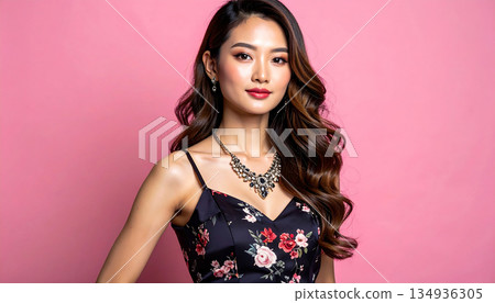 一位身穿黑色碎花連身裙的美麗女子展現著她優雅而精緻的姿態。 一位身穿黑色碎花連身裙的美麗女子展現著她優雅而精緻的姿態。 134936305