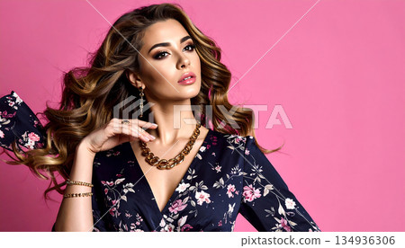 一位佩戴珠寶的美麗女子穿著禮服，散發出優雅的氣質。 134936306