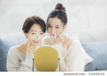 一個女人在她的房間裡喝熱咖啡 一個女人在她的房間裡喝熱咖啡 134936533