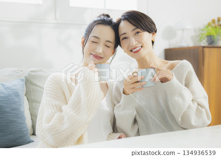 一個女人在她的房間裡喝熱咖啡 一個女人在她的房間裡喝熱咖啡 134936539