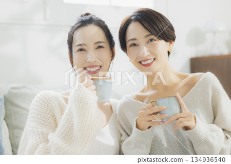 一個女人在她的房間裡喝熱咖啡 一個女人在她的房間裡喝熱咖啡 134936540