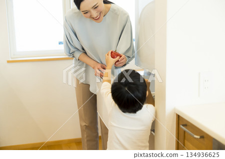 一個打開冰箱的女人 134936625