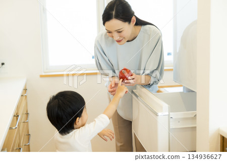 一個打開冰箱的女人 一個打開冰箱的女人 134936627