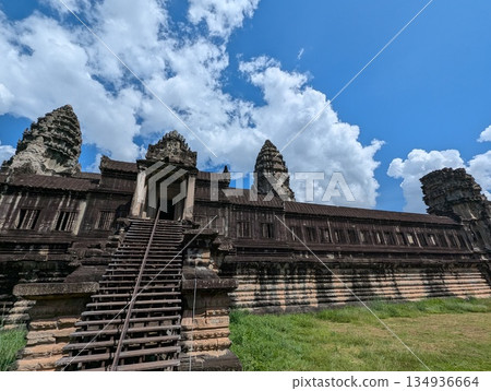 仰望吳哥窟的佛塔 134936664