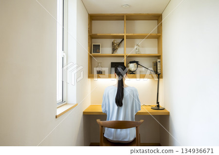 一位女性在學習空間工作 一位女性在學習空間工作 134936671