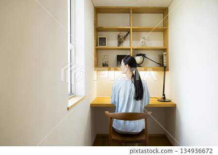 一位女性在學習空間工作 一位女性在學習空間工作 134936672