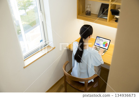 一位女性在學習空間工作 一位女性在學習空間工作 134936673