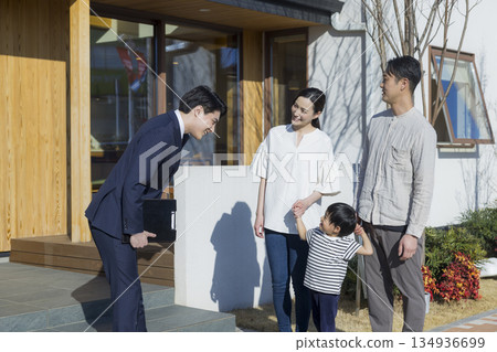 一位銷售員正在帶領參觀房屋展覽會。 一位銷售員正在帶領參觀房屋展覽會。 134936699