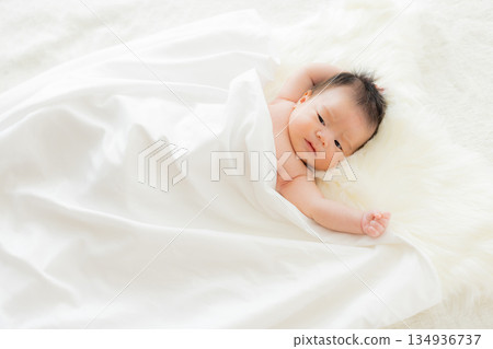 寶寶睡在床上 134936737