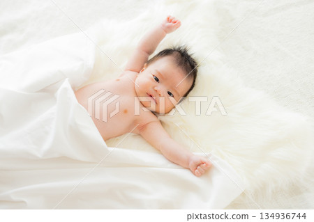 寶寶睡在床上 134936744