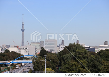 從JR京葉線新木場站望去,遠處可見晴空塔。 從JR京葉線新木場站望去,遠處可見晴空塔。 134936788
