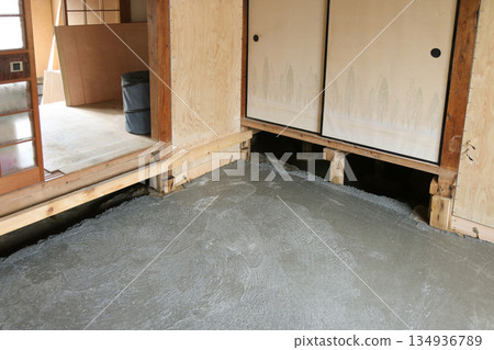 Pouring concrete floor on top of wire mesh Pouring concrete floor on top of wire mesh 134936789