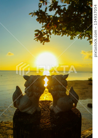 沖繩：一對石獅子夫婦凝望著海上的日落 134937054