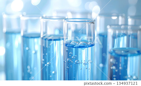 試管和玻璃杯構成了一幅美麗的科學畫面，氣泡漂浮在液體中。 134937121