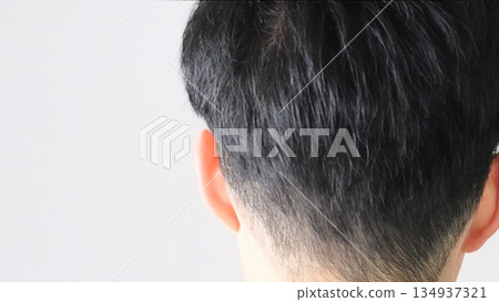 剛剪完頭髮的日本男子的背影 134937321