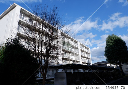 公寓住宅區的景觀 公寓住宅區的景觀 134937470