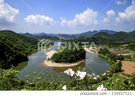 It resembles the Korean Peninsula and is called the "Korean Peninsula Topography" It resembles the Korean Peninsula and is called the "Korean Peninsula Topography" 134937521
