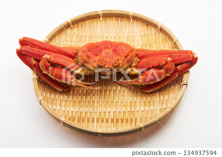 白色背景上的煮雪蟹 白色背景上的煮雪蟹 134937594