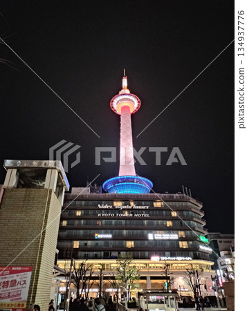 京都車站和京都塔在晚上 京都車站和京都塔在晚上 134937776