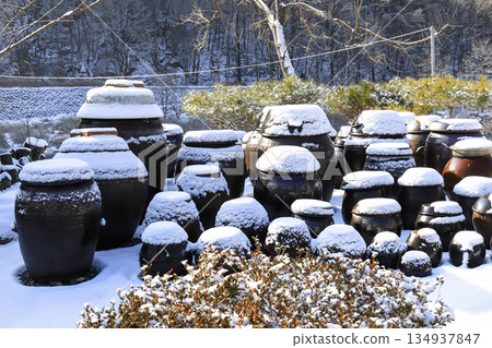Jangdokdae is a place where jars for making soy sauce, soybean paste, red pepper paste are gathered. 134937847