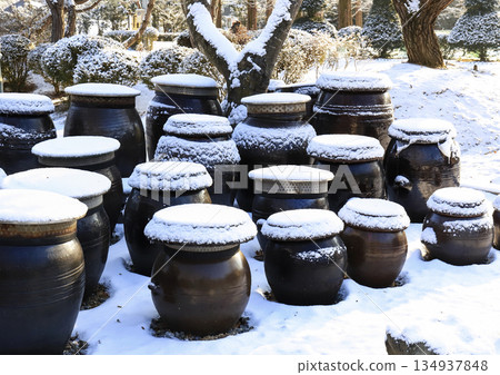 Jangdokdae is a place where jars for making soy sauce, soybean paste, red pepper paste are gathered. 134937848