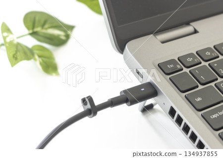 筆記型電腦充電（USB-C介面）的圖片 134937855