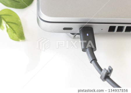 筆記型電腦充電(USB-C介面)的圖片 筆記型電腦充電(USB-C介面)的圖片 134937856