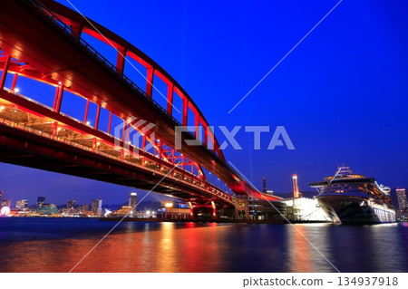 [Hyogo Prefecture] Night view of Kobe Bridge and luxury cruise ship (Diamond Princess) 134937918