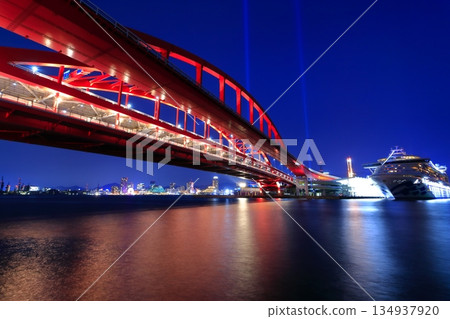 [Hyogo Prefecture] Night view of Kobe Bridge and luxury cruise ship (Diamond Princess) 134937920