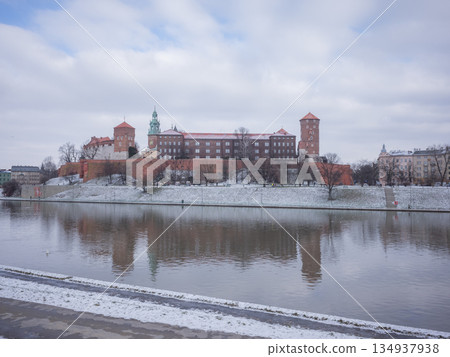 [Poland] Wawel Castle and its snow-covered banks reflected in the river in Krakow 134937938