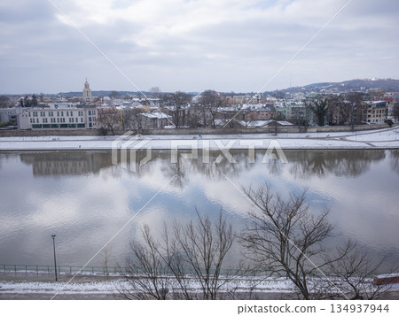 [波蘭] 從瓦維爾城堡內眺望白雪皚皚的克拉科夫城市景觀，以及倒映在河面上的陰雲密布的天空。 134937944