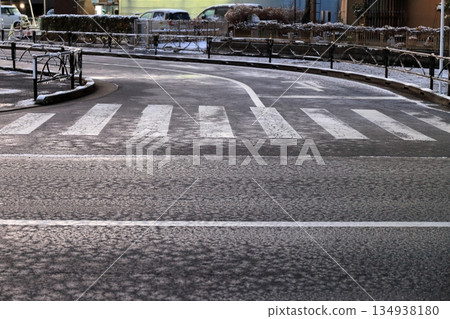 凍結的路面 134938180