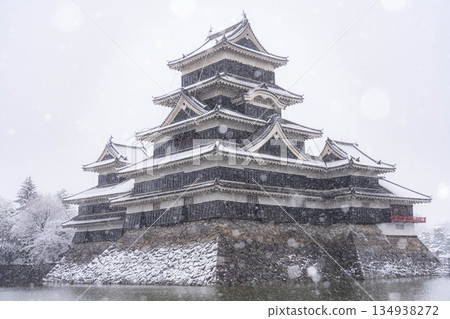 [Castle Material] Matsumoto Castle in the Snowy Winter [Nagano Prefecture] 134938272