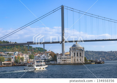 奧塔科伊清真寺和博斯普魯斯海峽大橋 134938356