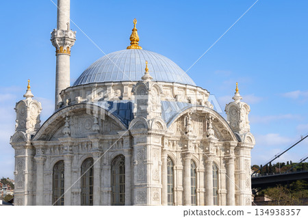 從博斯普魯斯海峽看到的奧爾塔科伊清真寺 134938357