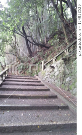 雨淋濕的樓梯 雨淋濕的樓梯 134938529