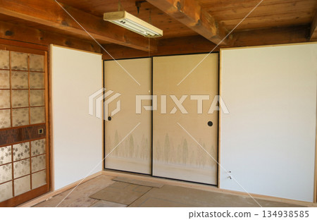 White wallpaper is pasted on top of putty-treated plasterboard. White wallpaper is pasted on top of putty-treated plasterboard. 134938585