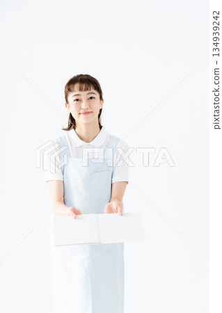 一位幼兒園老師拿著圖畫書 134939242