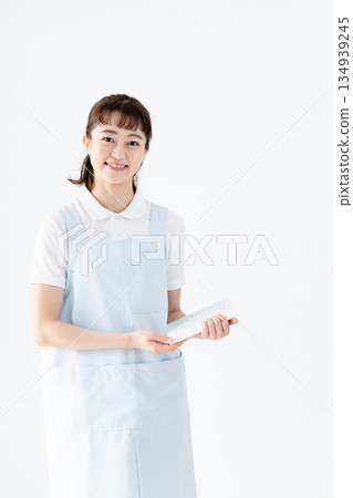 一位幼兒園老師拿著圖畫書 134939245