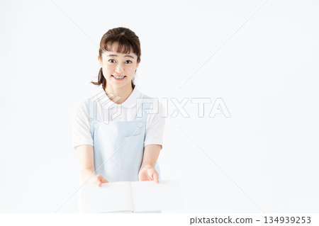 一位幼兒園老師拿著圖畫書 134939253